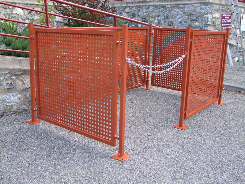 Cache-conteneur à tôle perforée trous carrés (Réf. Site : Déchetterie de Carbonne)